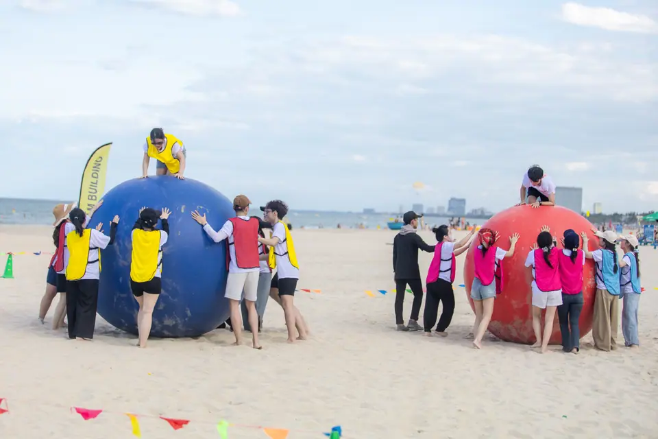 Beach games at the LevelUp teambuilding in Da Nang
