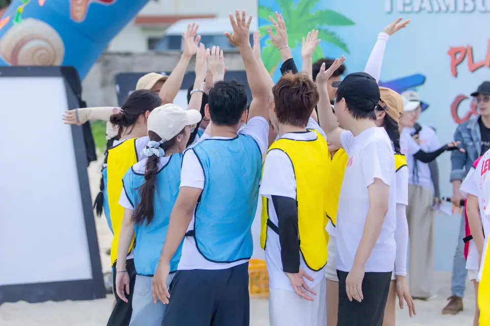 Hands in the middle before a round starts