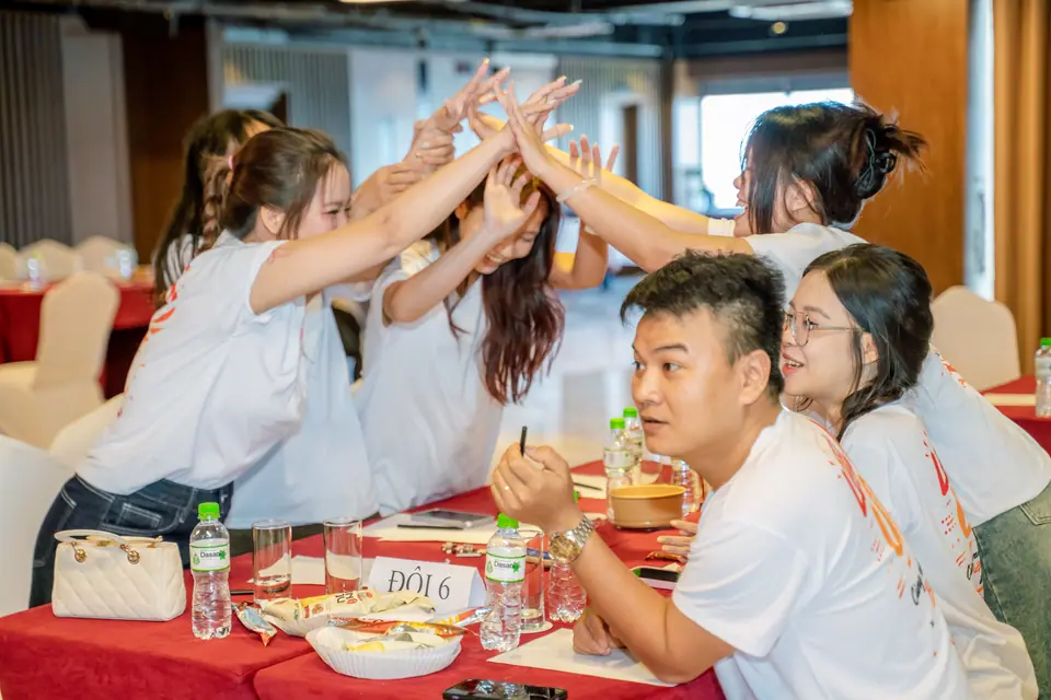 High fives across the table after a team finishes its challenge